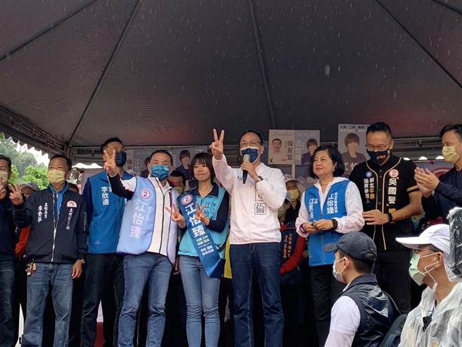 选战最后一个月 蓝营母鸡展开区域联防。（叶德正摄）