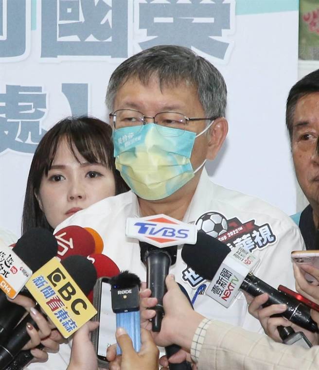 台湾民眾党党主席、台北市长柯文哲（前）29日出席台湾民眾党市议员候选人吴怡萱、里长候选人何国荣联合竞选服务处成立大会，会后接受媒体访问。（赵双杰摄）