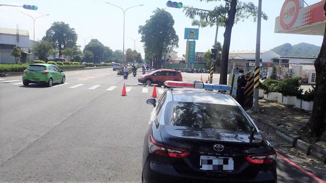 高雄市妇幼队一名48岁柯姓男警官于10月27日骑乘机车，行经楠梓区高楠公路945号台糖加油站前与汽车发生车祸，图为车祸现场。（翻摄照片／林瑞益高雄传真）
