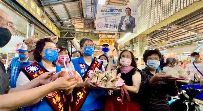 新竹縣長候選人楊文科力拚連任，29日走訪竹東傳統市場，人氣爆棚。（楊文科團隊提供／邱立雅竹縣傳真）