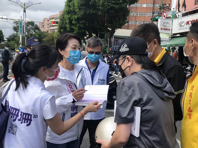 无党籍台北市长候选人黄珊珊出席林瑞图竞总成立大会，遇到书迷要签名。（张芷瑜摄）