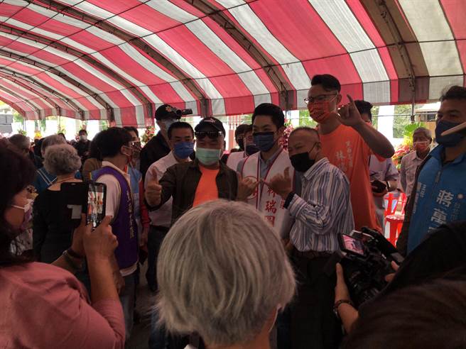 国民党台北市长候选人蒋万安，路上热情和民眾合影。（张芷瑜摄）