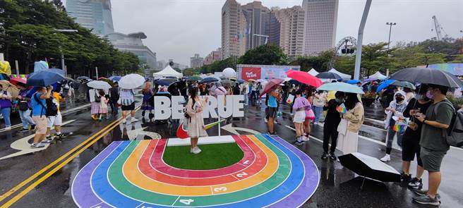 第20届台湾同志游行主题为「无‧限‧性─解构框架，性／别无限」。（林良齐摄）