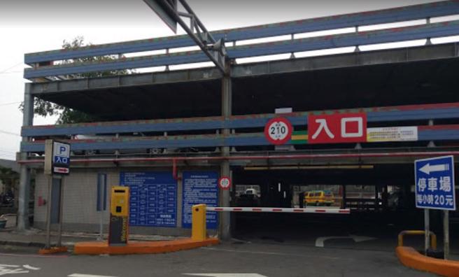 男網友誤闖停車場4分鐘被收20元，引起網友討論。（圖／翻攝自爆料公社）