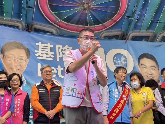国民党基隆市长参选人谢国梁(中)。(图取自谢国梁脸书)