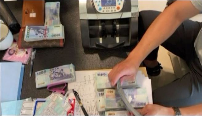 警方于吴男价值千万的豪宅查扣现金115万元。(警方提供)
