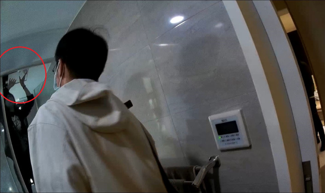 警方于天花板搜出装有百万现金的袋子。(警方提供)
