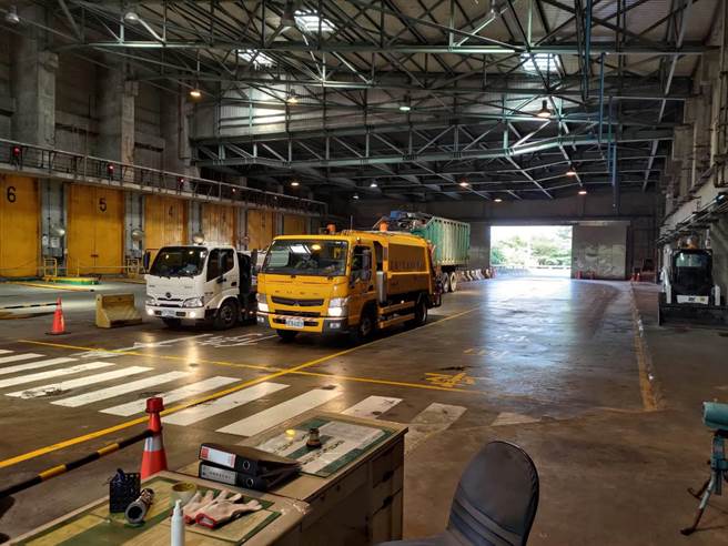 陳其邁再要求今年焚化廠總廢棄物進廠處理量必須低於130萬噸，根據環保局統計，今年外縣市廢棄物進廠量大幅降低，預估可達成陳其邁要求廢棄物進廠量130萬噸以下的目標。（高市府環保局提供／洪浩軒高雄傳真）