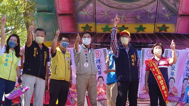 苗栗县国民党籍立委陈超明29日在竹南与苗栗县长锺东锦同台，并公开支持锺东锦。（锺东锦竞总提供／谢明俊苗栗传真）