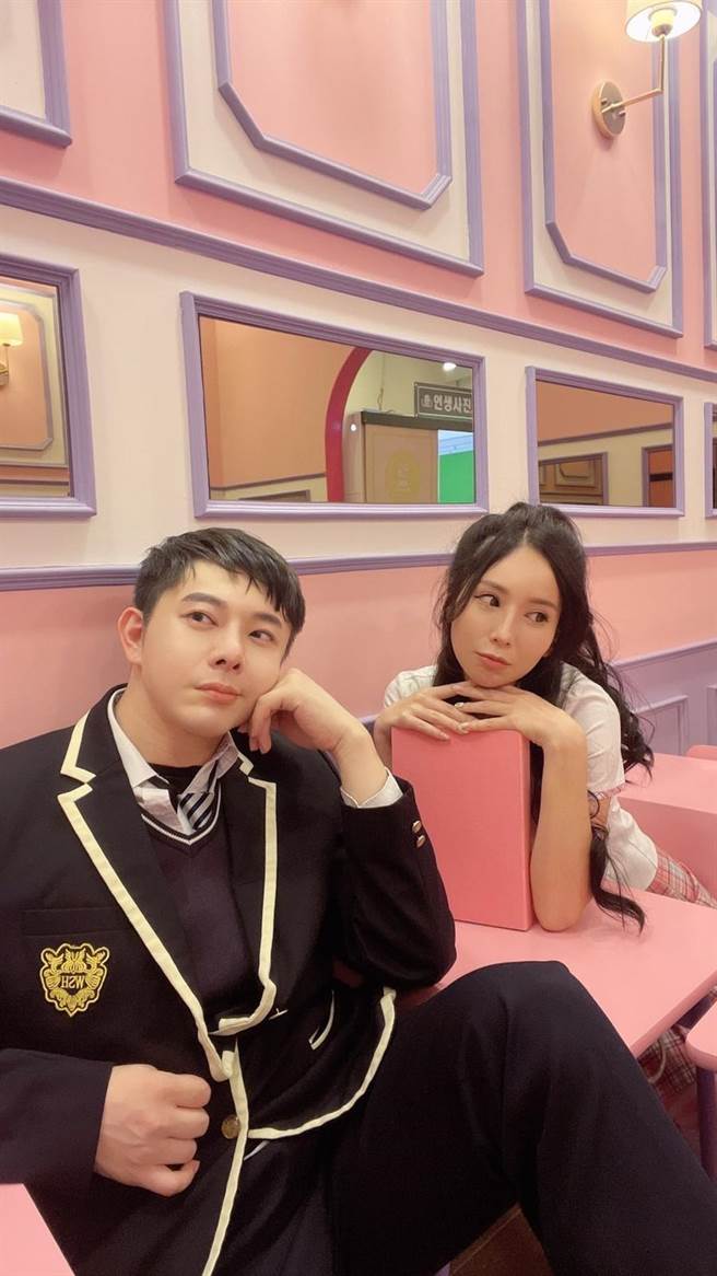 经纪人陈孝志（左）与甄馨扮演韩国高中生为韩国杂志拍摄。（李完基提供）