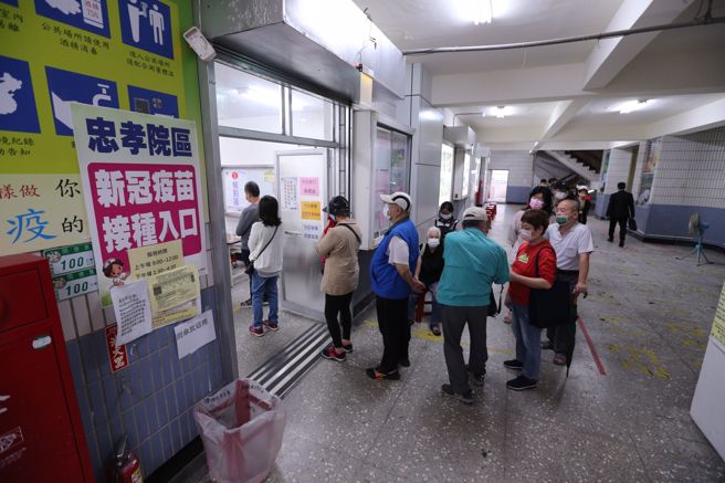 BA.5双价疫苗下月到货160万剂。图为民眾接种疫苗的画面。（本报系资料照）