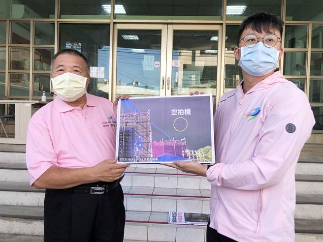 盧秀燕競選總幹事顏文正(左)、新聞媒體部主任林谷隆(右)，今天下午到清水分局報案，呼籲警方及有關單位嚴查到底，遏止無人機惡意干擾競選活動歪風。(陳世宗攝)