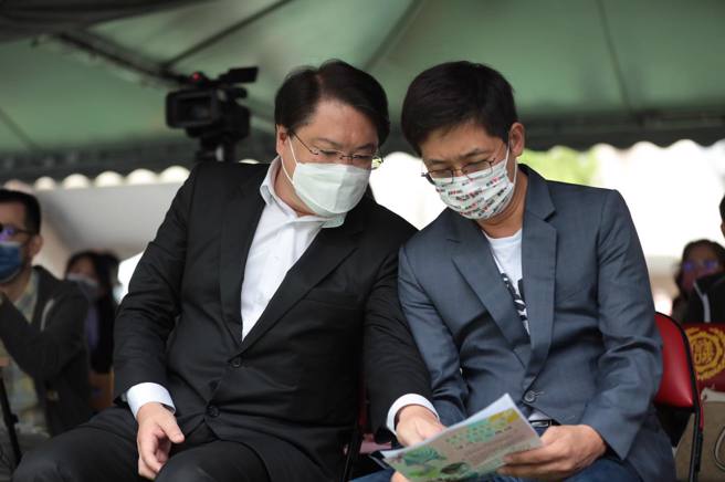 民進黨基隆市長參選人蔡適應(右)與基隆市長林右昌(左)。(圖取自蔡適應臉書)