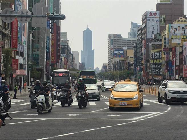 站东路、站西路完工，后续将採原规画单向通车。此图为车辆将行经站东路。（崔正纲摄）