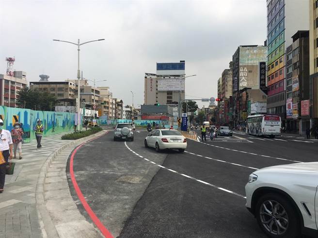 站东路、站西路完工，后续将採原规画单向通车。此图为车辆行经站东路。（崔正纲摄）