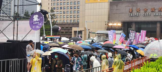 台北仍飘着小雨，今年同志游行人群已明显较去年及前人增加外，也多了不少外国面孔。（林良齐摄）