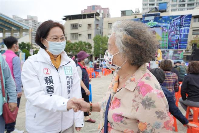 民眾党桃园市长候选人赖香伶说，显然他们对蓝绿2党推出的候选人不是太满意，甚至选举风气操作太过以蓝绿对决思维。（赖香伶竞选办公室提供）