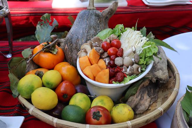 新竹县五峰乡甜柿今年因雨减产，由于养分集中，甜度及果实均饱满。（邱立雅摄）