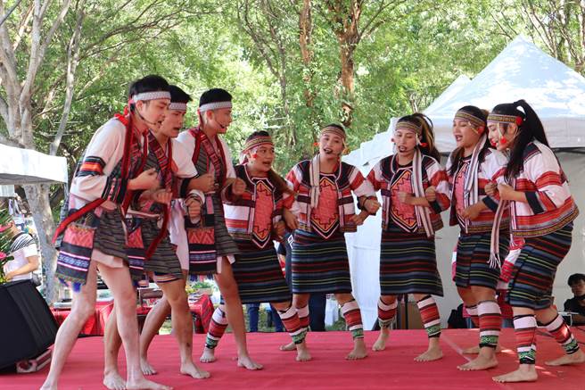 新竹县五峰乡举办甜柿促销活动，邀请在地团体表演。（邱立雅摄）