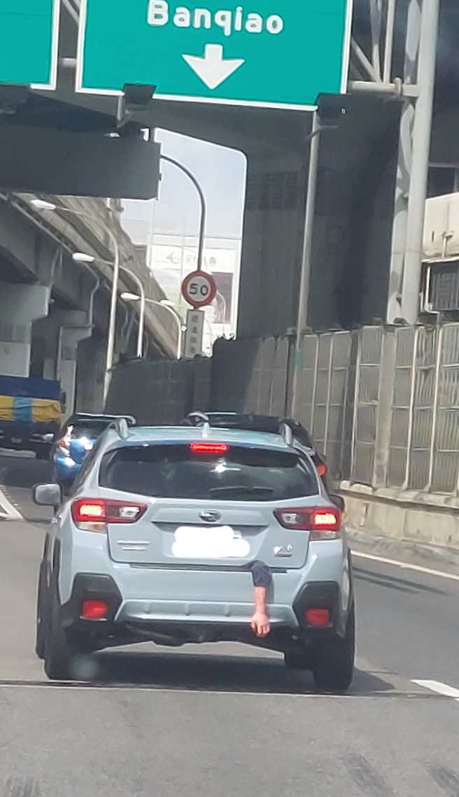 网友行经国三南下中和交流道时，惊见前方休旅车后车箱伸出一只人手。(翻摄脸书路上观察学院)

