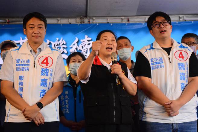 国民党花莲市长候选人魏嘉彦（右）成立竞选总部，县长徐榛蔚（中）到场要臺下支持者大力帮忙拉票，左为市长魏嘉贤。（王志伟摄）