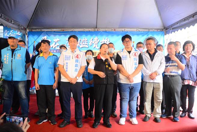 花莲市有多位里长到场并上台支持。（王志伟摄）