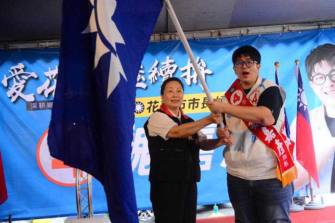 徐榛蔚与魏嘉彦挥舞党旗。（王志伟摄）