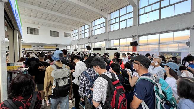 新营车站大厅乘客挤爆苦等接驳。（张毓翎摄）
