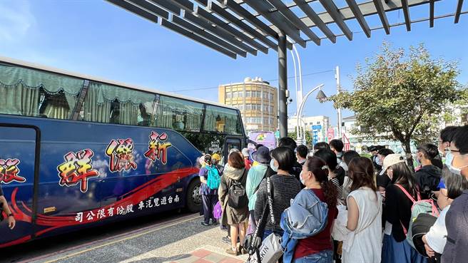 站务人员在站外设置接驳点疏导人流。（张毓翎摄）