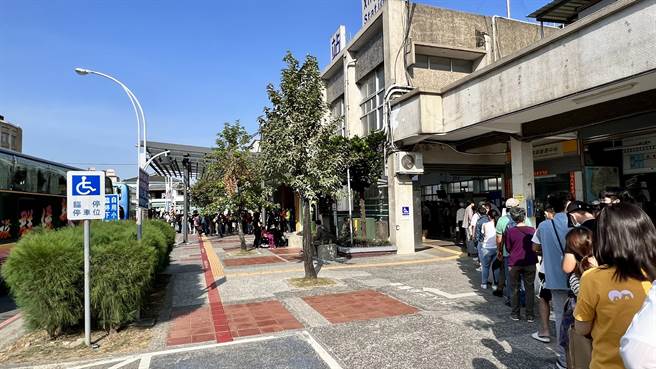 长长人龙一直延伸到站外。（张毓翎摄）