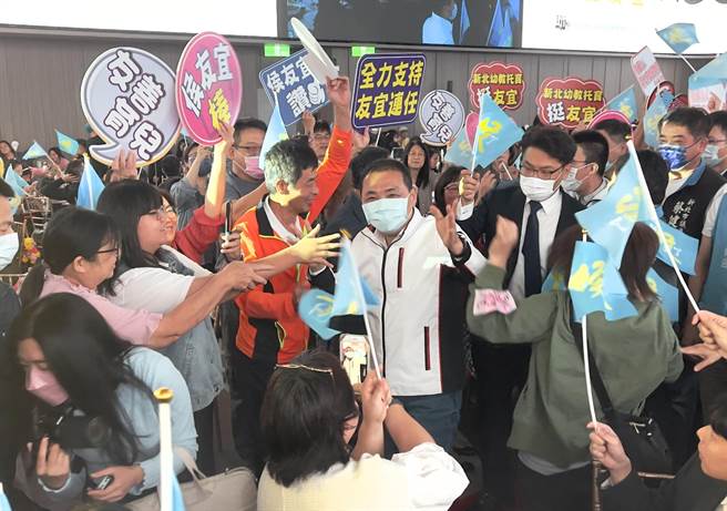 新北市长侯友宜出席「2022课后照顾感恩年会音乐飨宴」，现场受到许多教育团体支持，有26个教育团体组成侯友宜「教育后援会」。（吕健豪摄）