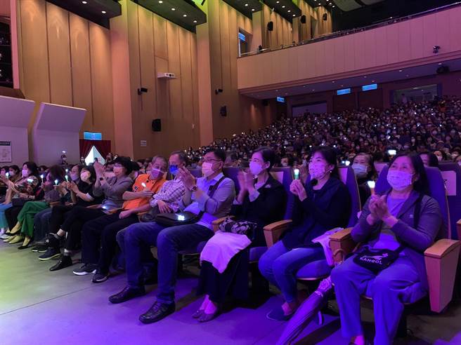 让奉献成为一种荣耀公益演唱会压轴场今天在新北市府举行，吸引上千名志工同乐。（叶德正摄）