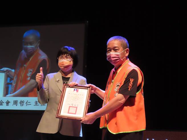 新北市社会局长张锦丽（左）颁发感谢状给旺旺文教基金会主任周哲仁（右）。（叶德正摄）