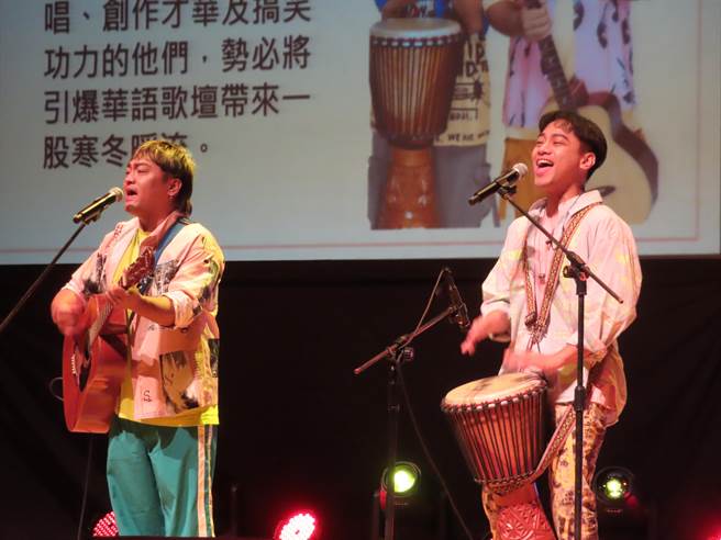 原民乐团「黑炫风」完美合音让观眾一饱耳福。（叶德正摄）