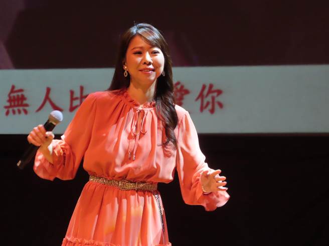 甲子慧一首望月想爱人，全部志工一起大合唱。（叶德正摄）