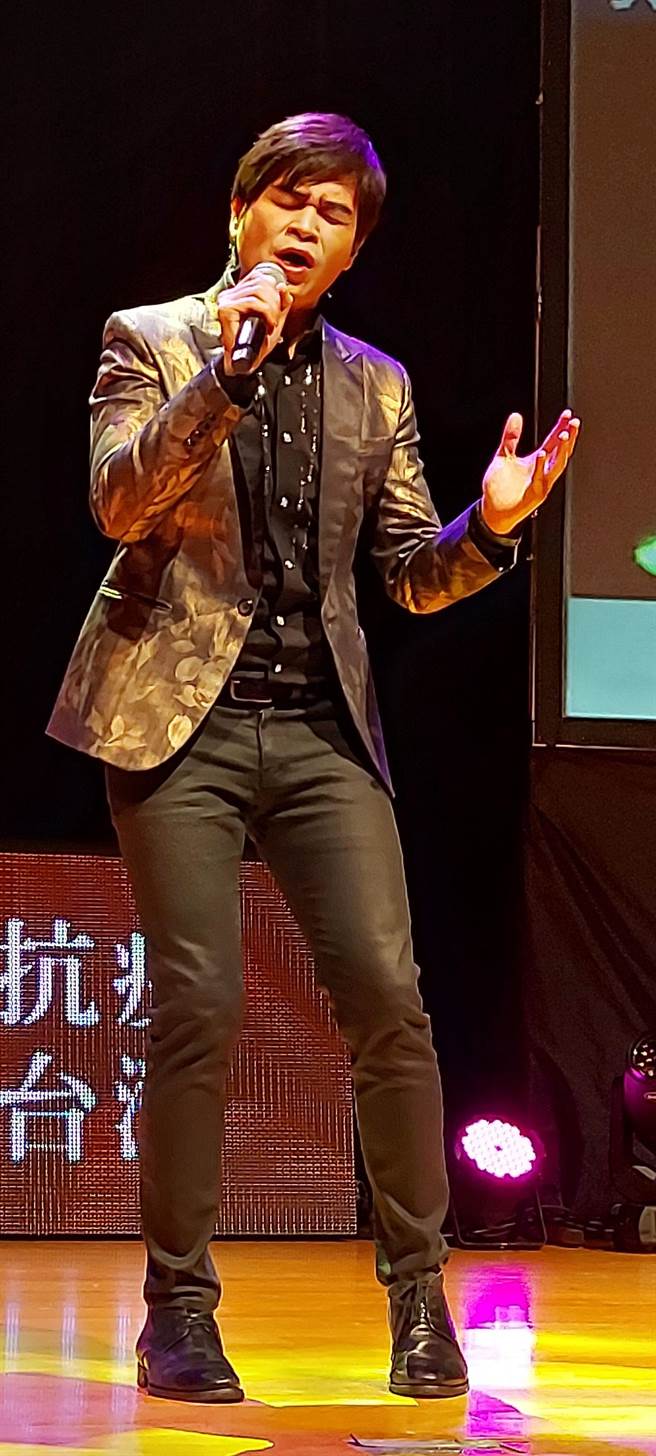 林俊吉演出许多经典老歌，让观眾相当惊喜。（叶德正摄）