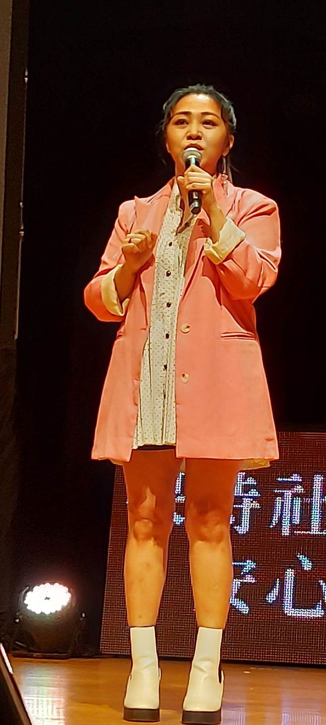 吴亦帆演唱许多经典名曲，展现超强铁嗓。（叶德正摄）