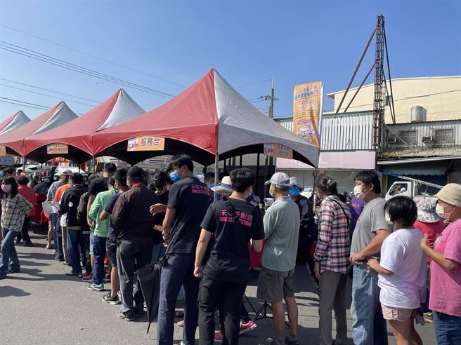 溪湖乡公所首创举办羊葡小镇五星农产有购讚活动，葡萄、高丽菜、花椰菜、粉葱和韭菜花，号称「溪湖农产五星」闪亮登场。（吴敏菁摄）