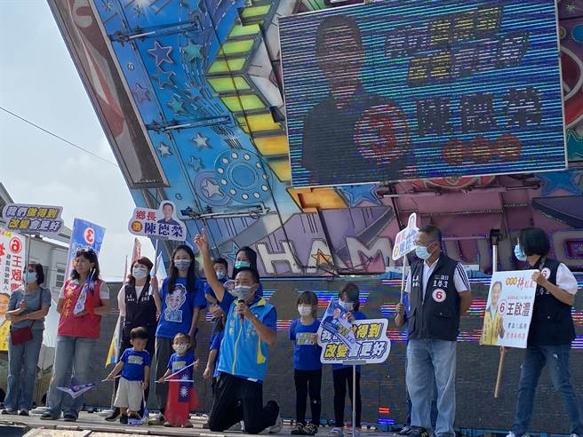 水上乡长候选人陈德荣下跪宣示「清白参选乡长」。（廖素慧摄）