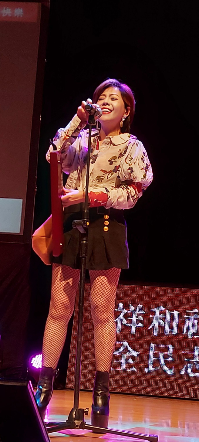 艺人锦雯带来许多动听歌曲。（叶德正摄）