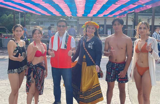 高雄市原民会主委阿布斯（右三）29日出席茂林情人谷温泉活动。（原民会提供／林瑞益高雄传真）