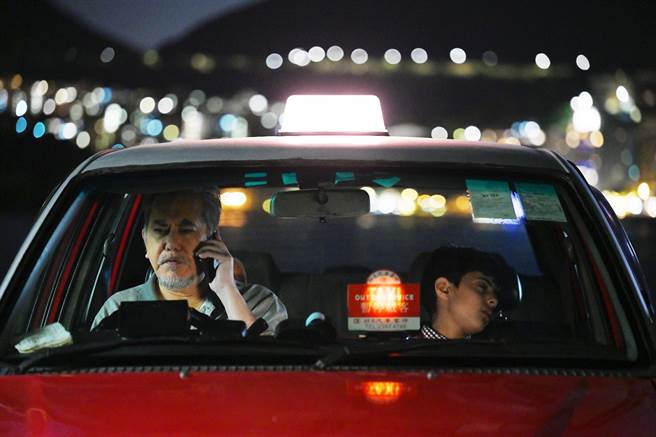 黃秋生（左）與林諾在《白日青春》中沒有血緣關係，卻呈現出一段另類的公路父子情。（采昌提供）