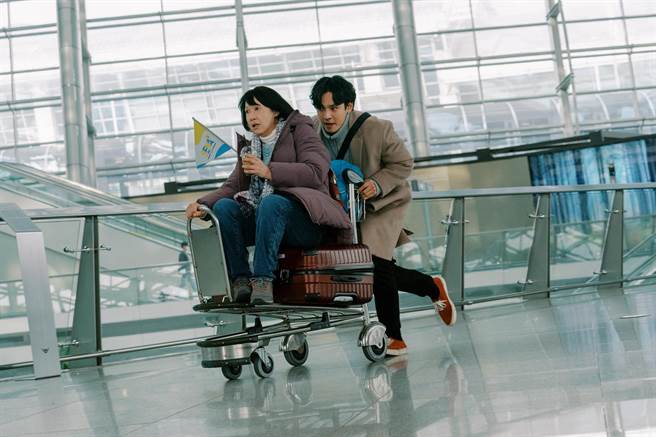 《花路阿朱媽》入圍金馬4項大獎，並將代表新加坡角逐奧斯卡，左為洪慧芳，右為姜亨碩。（采昌提供）