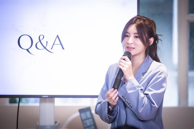 靳筱葳细心回答学员的提问。（翰森娱乐提供）