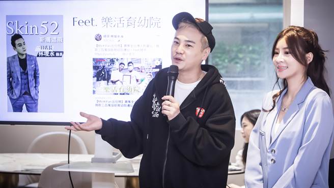 靳筱葳（右）的好友绿茶（左）到场支持。（翰森娱乐提供）