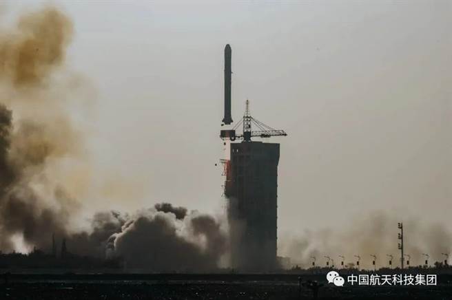 大陆长二丁火箭成功发射试验二十号C卫星。图为火箭点火起飞。(中国航太科技集团)