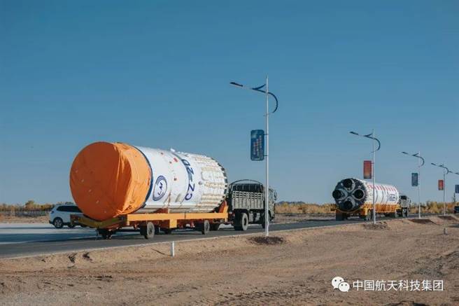 大陆长二丁火箭成功发射试验二十号C卫星。图为火箭转运。(中国航太科技集团)