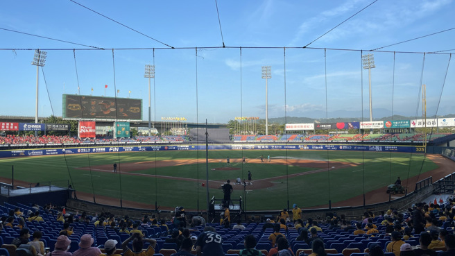 中职33年季后挑战赛G1开打，中信兄弟与味全龙在洲际碰头。（毛琬婷摄）