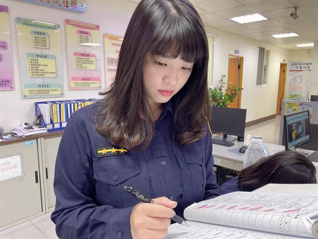 桃园警察分局青溪派出所警员庄雅婷外型亮丽，是同事眼中漂亮女警，不过却遭诈骗集团盗用照片。（赖佑维摄）