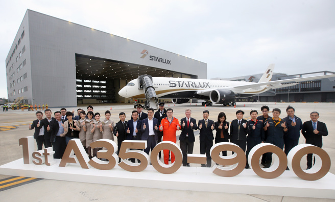 星宇航空首架空中巴士A350-900型客機29日抵台，董事長張國煒（著橘色飛行連身服）與接機團隊合影留念。（圖／范揚光攝）
